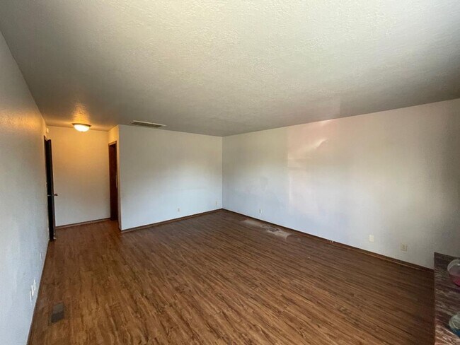 Foto del edificio - 221 Skylark Ct