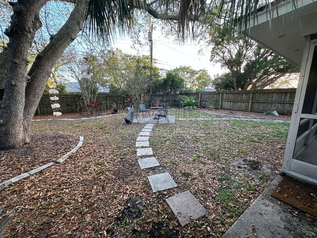 Building Photo - 649 Jacaranda St