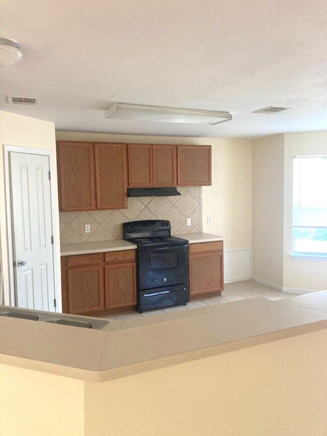 Foto del edificio - Spacious 4 BR 2 Bath pets considered