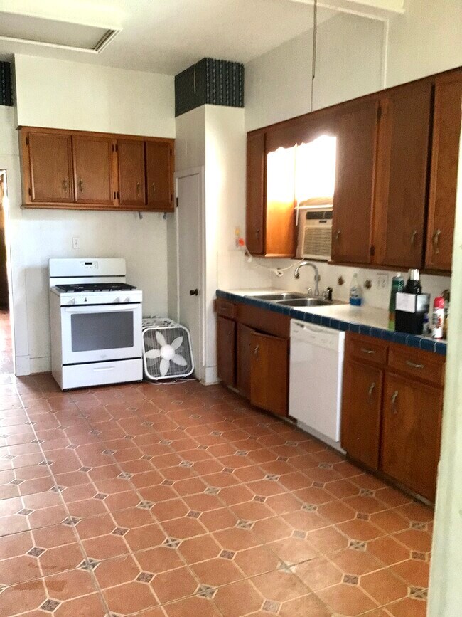 Building Photo - 3415 Avenue Q
