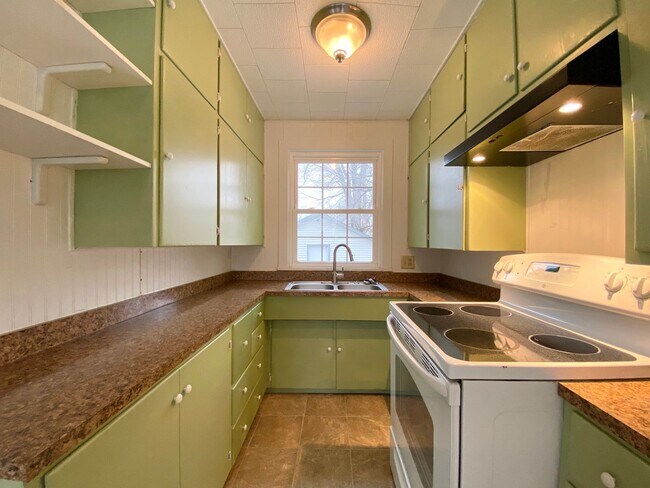 Building Photo - Updated 2 Bed 2 Bath House
