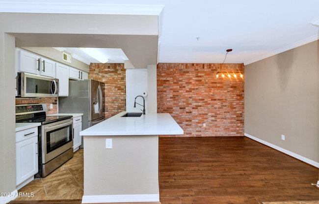 Foto del edificio - 2025 E Campbell Ave