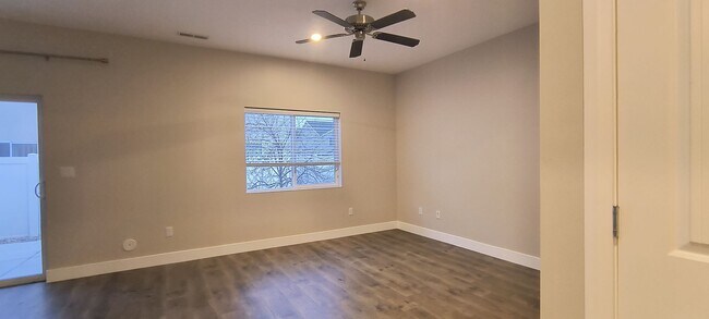 Foto del edificio - 3 Bedroom 3 Bathroom 2 Car Garage Townhome For rent.