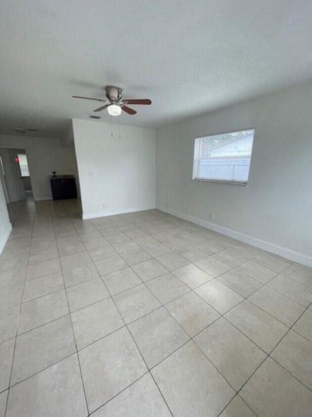 Foto del edificio - 121 NW 7th Ct