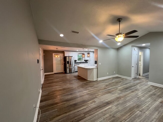 Foto del edificio - Available April!