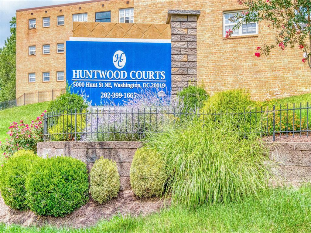 Foto principal - Huntwood Courts Apartments