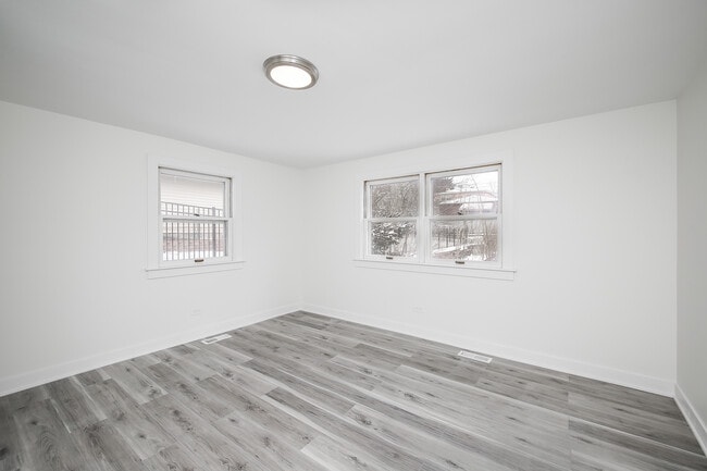 Building Photo - 721 Ledochowski St