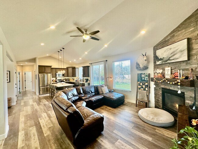 Building Photo - Beautiful & Cozy 4 bed 3 bath, 3 car garag...