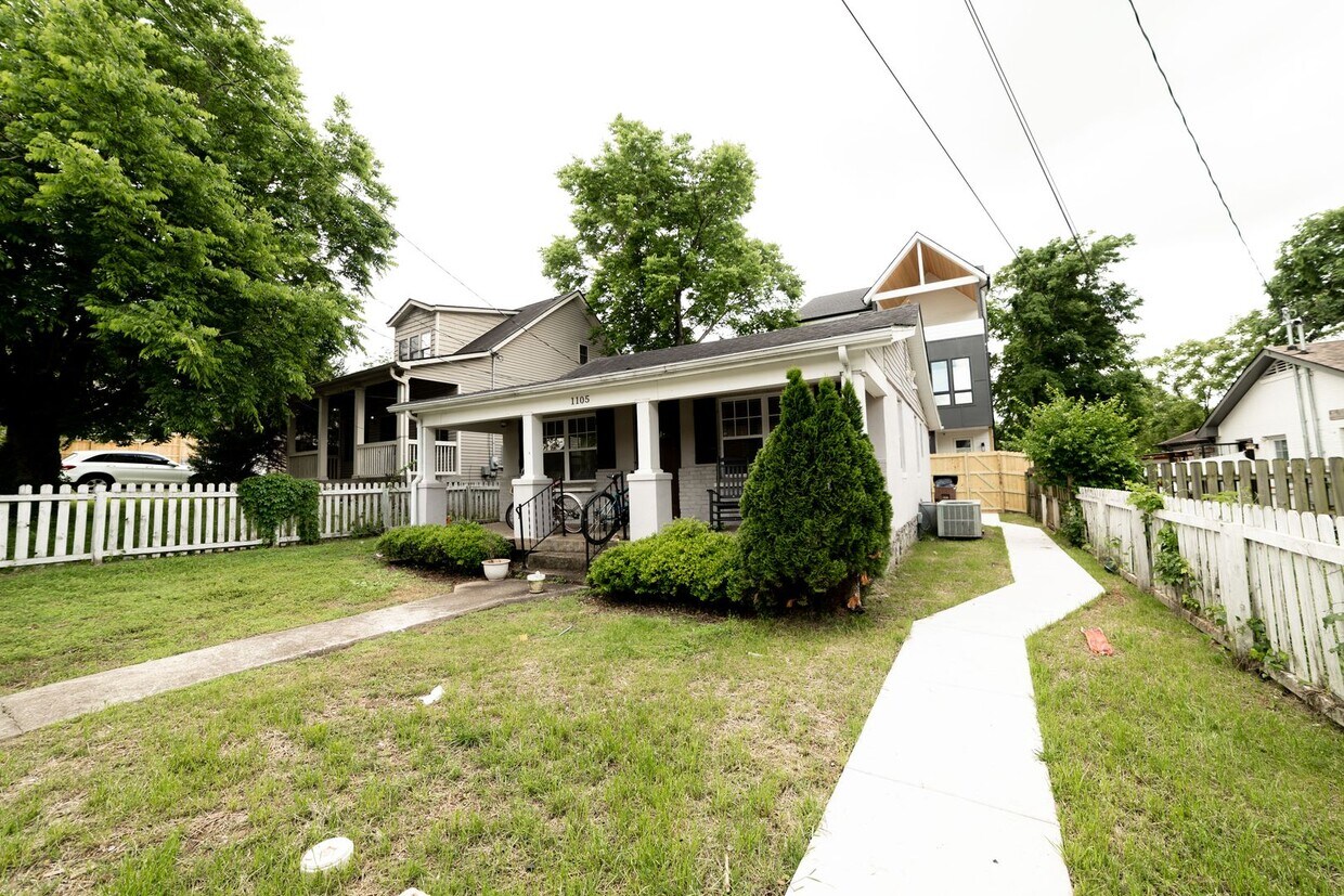 Foto principal - Charming 3-Bedroom Furnished Home – Walk t...