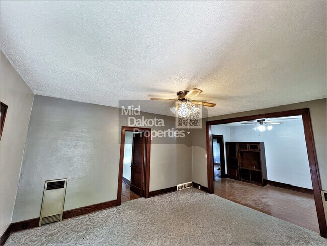 Foto del edificio - 414 W 11th- 4 bedroom house with a garage