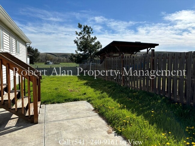 Building Photo - 4008 NE Riverside Ave