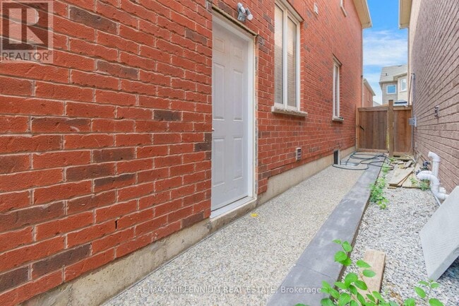 Building Photo - 481 Bessborough Dr