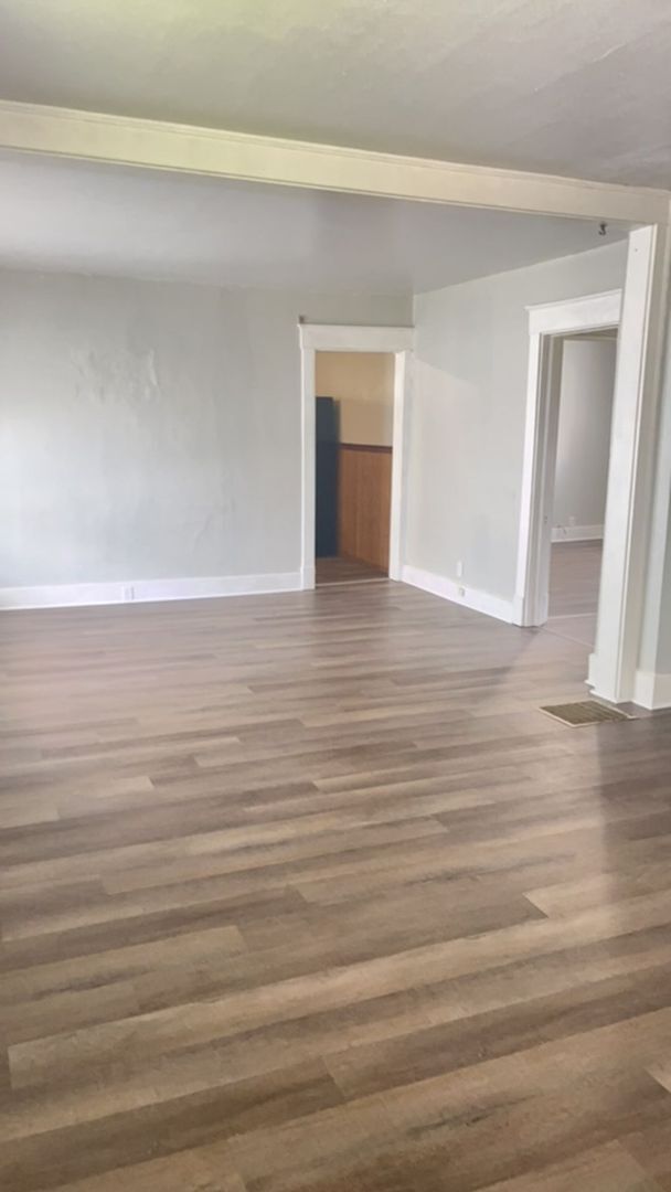Foto del edificio - 2 Bedroom Home, Fenced in Backyard + Garage! Available Now!