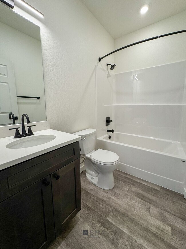 Foto del edificio - BRAND NEW Pet Friendly 2 bed/ 2 bath apartment!