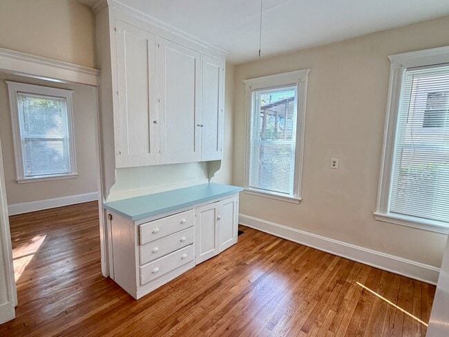 Building Photo - 42 Long Ave