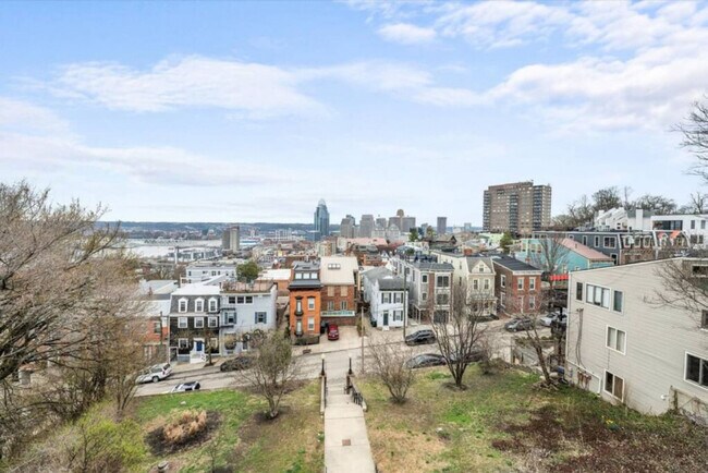 Building Photo - 962 Pavilion St