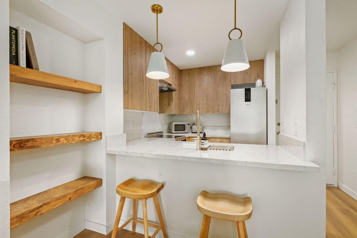 Primary Photo - Fully FURNISHED Modern Studio in BayHo
