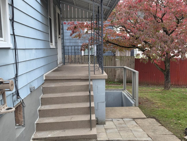 Building Photo - 1704 Broad St