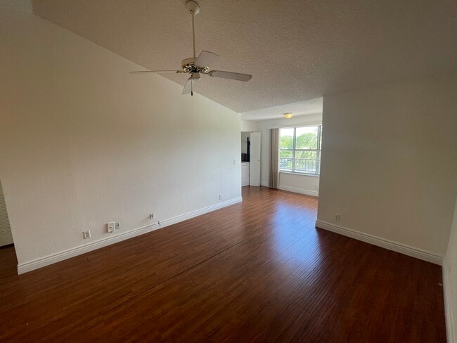 Foto del edificio - 3330 Pinewalk Dr N