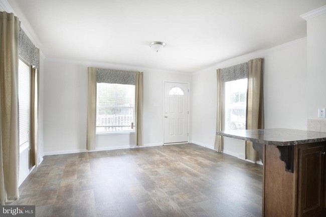 Building Photo - 36 Riverview Dr