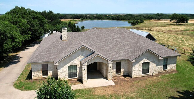Foto del edificio - 5 Bed 4 Bath in Pilot Point