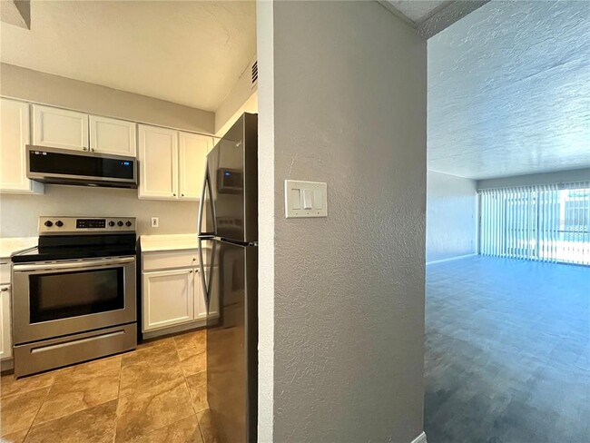 Building Photo - 5211 N Tamiami Trl