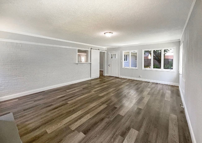 Foto del edificio - 8040 Goldenrod Ct
