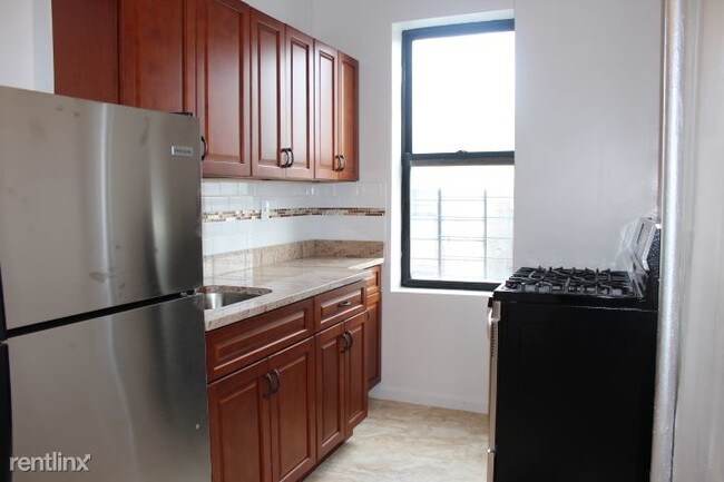 Foto del edificio - 1 br, 1 bath  - 2301 Creston Ave 3A