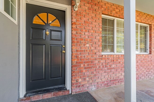 Building Photo - Charming 3-Bedroom 2-Bathroom Campbell Home