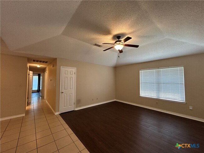 Foto del edificio - 1642 W County Line Rd