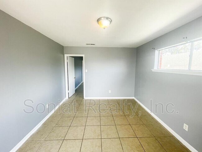 Building Photo - 423 S Murat St