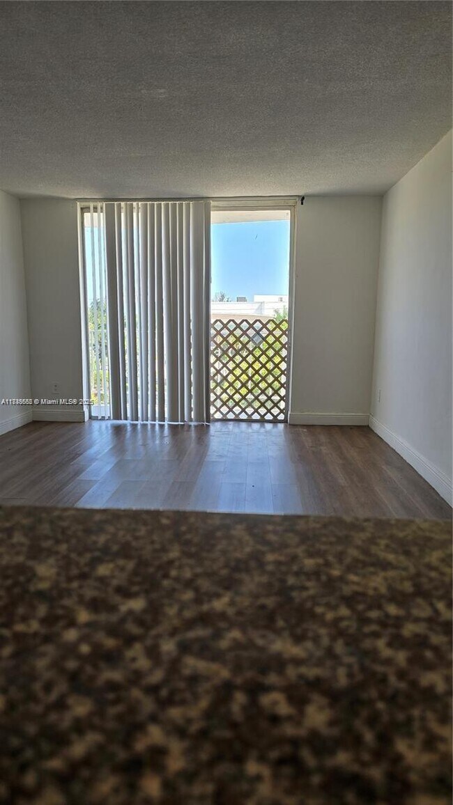 Foto del edificio - 498 NW 165th St