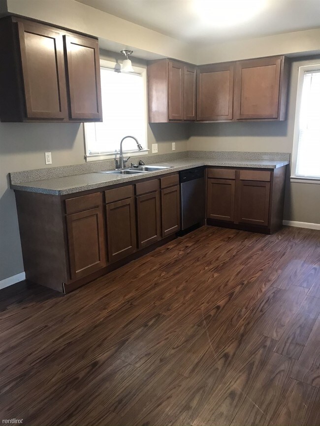 Building Photo - 3 br, 1.5 bath House - 11332 Riverdale