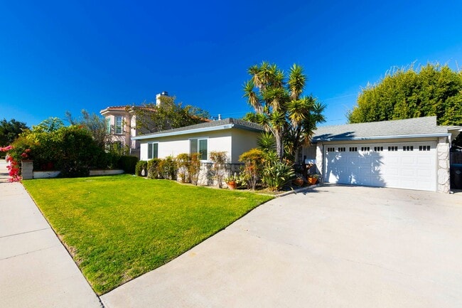 Building Photo - Remodeled 3-bedroom, 1-bath, Single-Level Home Located in a Quiet Neighborhood.