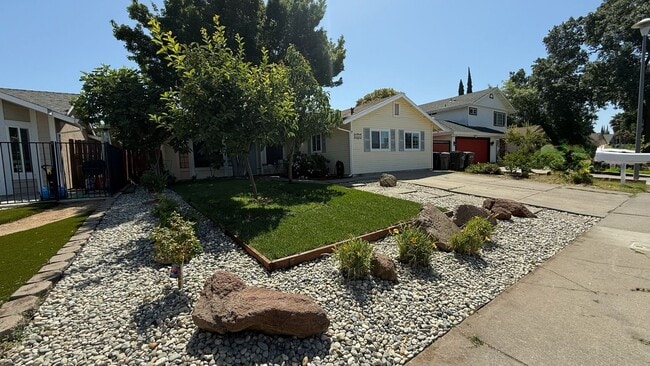 Building Photo - Great 4 Bedroom 3 Bathroom 2000 Sqft. Hous...