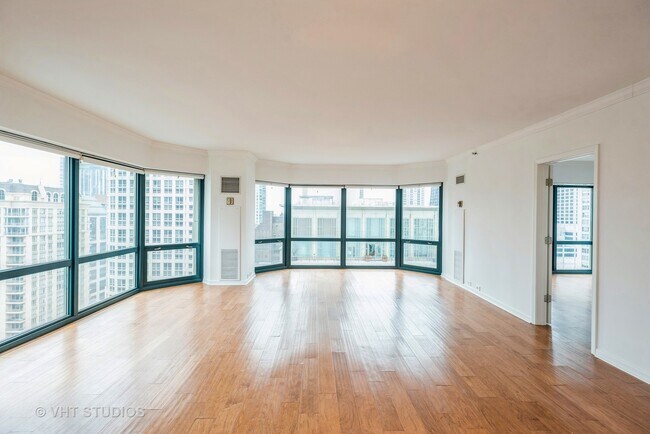 Foto del edificio - 100 E Huron St