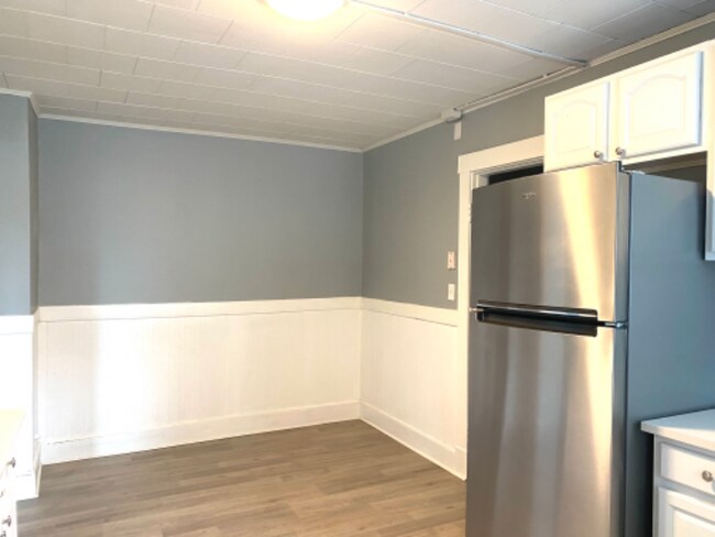 Building Photo - 1083 Main St