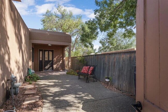 Foto del edificio - Adorable Townhome, 2 Master Bedroom Suites to Patio Living
