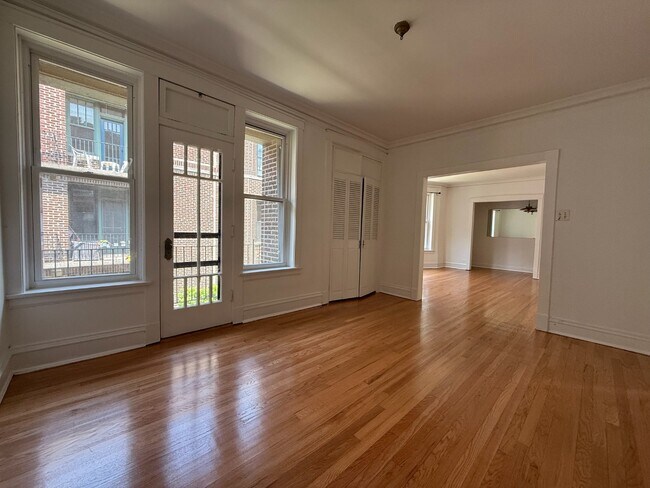 Foto del edificio - ?? Bright & Spacious 1BR in Hyde Park – He...