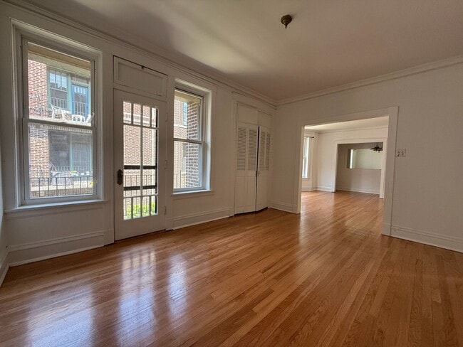 Building Photo - ?? Bright & Spacious 1BR in Hyde Park – He...