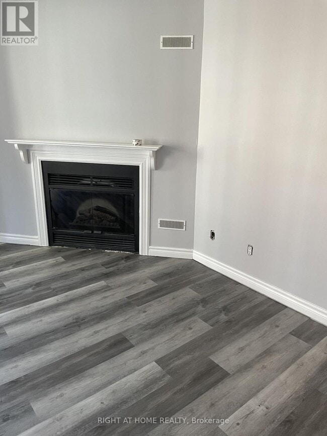 Photo du bâtiment - 193 Lake Driveway W