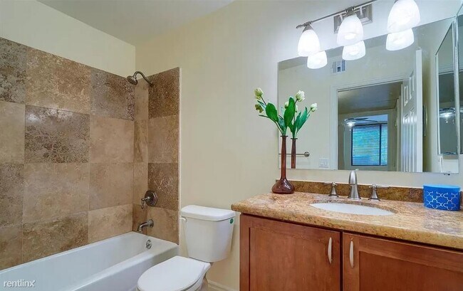 Foto del edificio - 1 br, 1 bath Townhome - 4120 North 78th St...