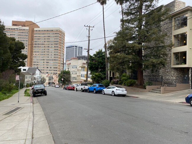 Building Photo - 1br Condo near Lake Merritt!