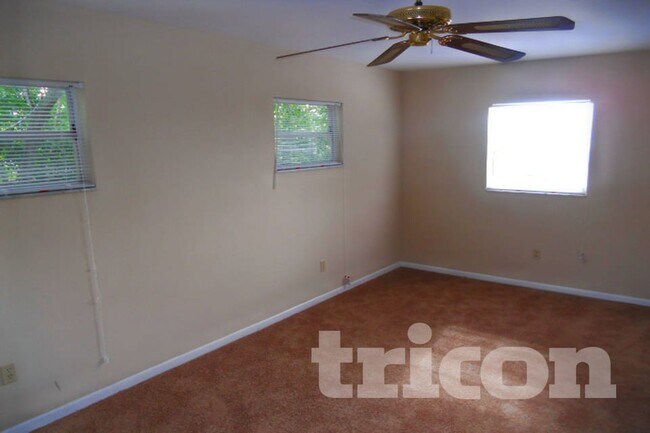 Building Photo - 2713 Greenfield Ave