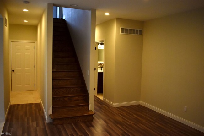 Building Photo - 3 br, 1.5 bath Duplex - 15642 Canal Rd