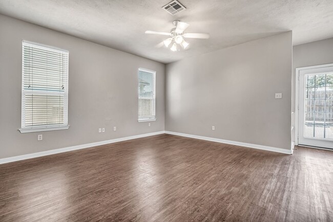 Foto del edificio - AUGUST 2026 MOVE IN!  Great 4 Bedroom 4 Bathroom Home