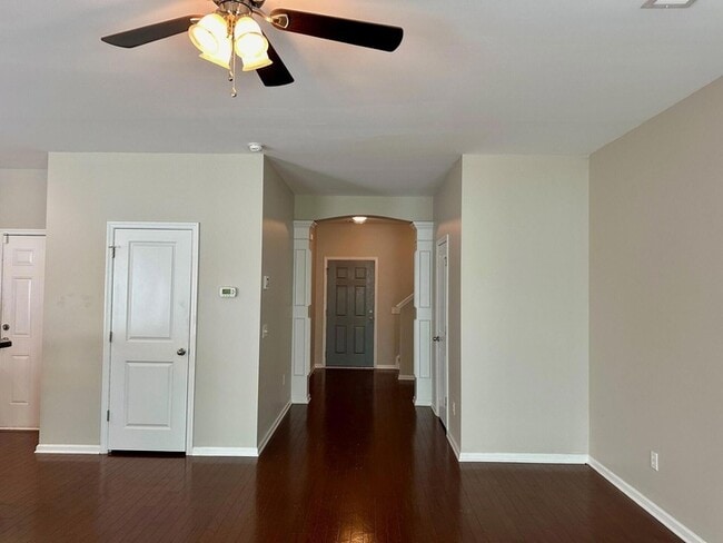 Building Photo - 450 Delmont Dr