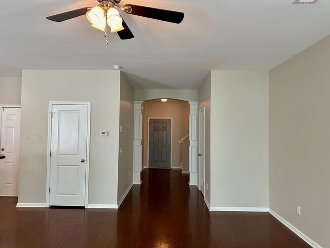 Foto del edificio - 450 Delmont Dr