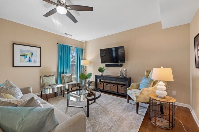 Building Photo - Charming and move-in ready 3-bedroom, 2.5-bath home