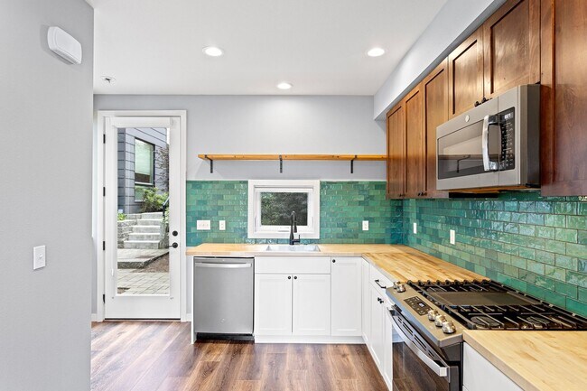 Foto del edificio - Hip and Modern Townhome In Greenwood!  Two bedrooms plus Flex Space Room